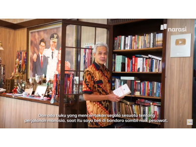 Bookshelf Tour: Intip Koleksi Buku Ganjar Pranowo, Yuk! (Part 1) | Klub Buku Narasi